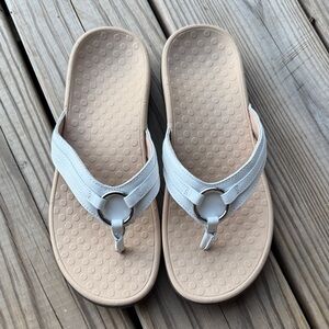 Vionic white Women's Sandals with arch support size 8